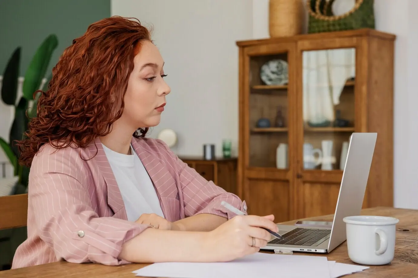 Menschen debattieren, während sie auf einen Computer blicken.